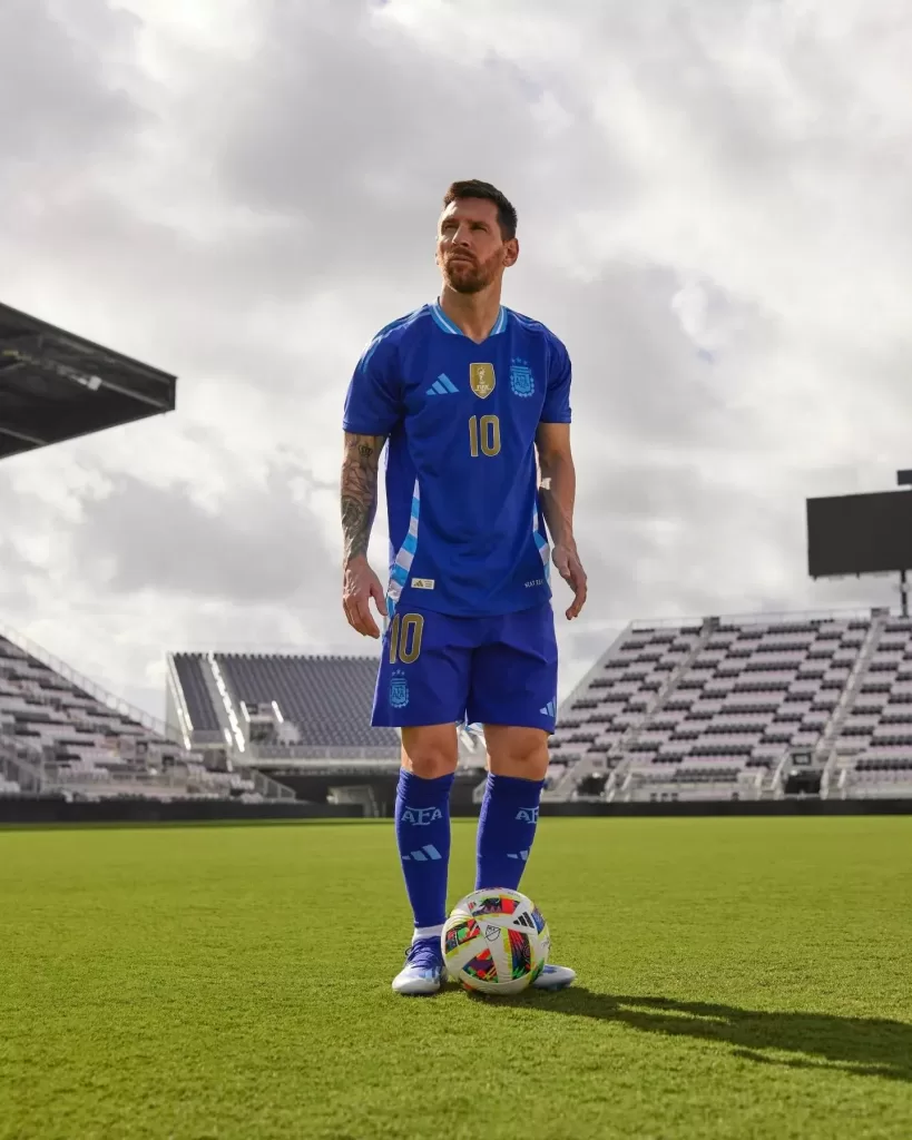 CAMISETA marca adidas ARGENTINA COPA AMERICA 2024 VISITANTE MESSI